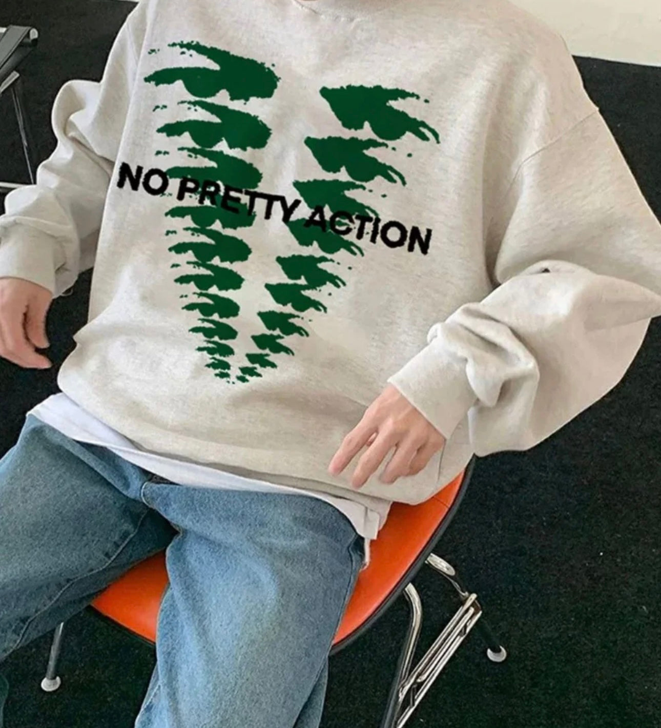 ‘‘NO PRETTY“ SWEATSHIRT